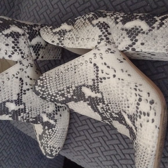 Steve Madden white/grey Python  booties size 7.5 - Picture 3 of 5